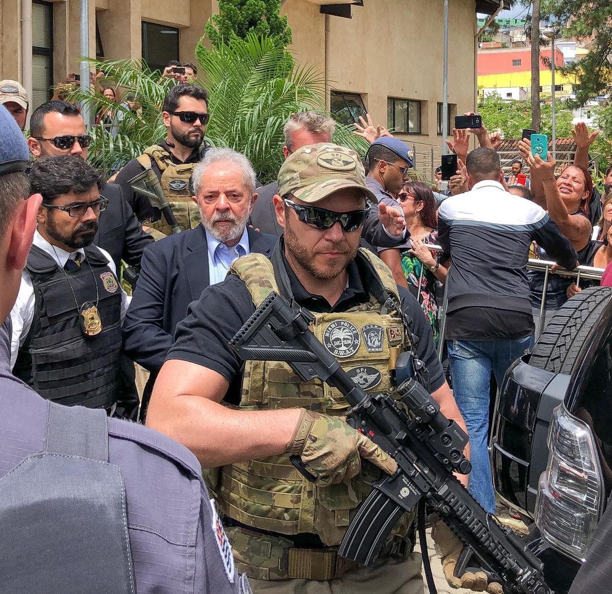  Lula yendo al sepelio de su nieto custodiado por policías al parecer Yankees D0q1avhW0AIGbLj