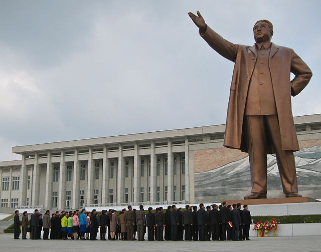 ¿Qué pasa en Corea del Norte? 640px-Paying_Their_Respects